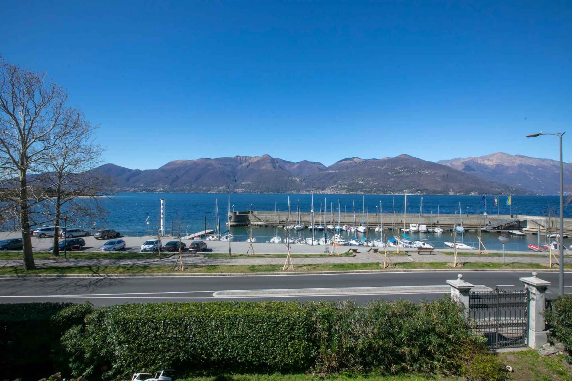 Residenza Gardenia Lake View Luino Center - Happy Rentals Kültér fotó
